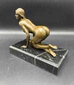 Bronzen beeld van vrouwelijk naakt op een marmeren voet., Ophalen of Verzenden