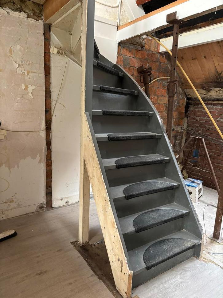 Houten vaste trap - 222 cm Hoog, breedte 84 cm, Doe-het-zelf en Verbouw, Ladders en Trappen, Gebruikt, Trap, 2 tot 4 meter, Ophalen