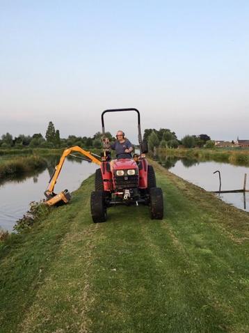 Klepelmaaier met hydraulische arm te huur beschikbaar voor biedingen
