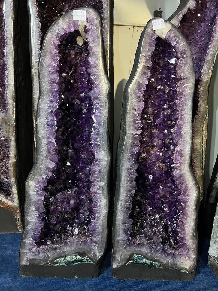 Amethist twin geodes (74-75) van 57 en 62 kg, diep paars, Verzamelen, Mineralen en Fossielen, Mineraal, Ophalen of Verzenden