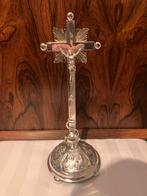 Crucifix of tafelkruis met prachtig drijfwerk, Antiek en Kunst, Ophalen of Verzenden