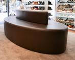 Donkerbruin maatwerk zitmeubel – ovaal bank in kunstleer, Huis en Inrichting, Zo goed als nieuw, 200 tot 250 cm, Ophalen, Hout