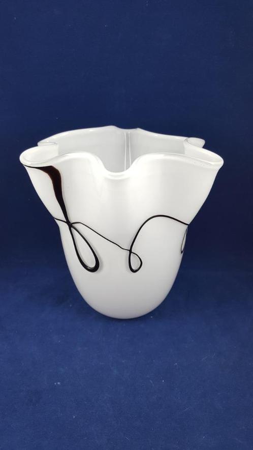 Servetvaas, geblazen vaas, wit, zwart paars versiering. 5B9, Huis en Inrichting, Woonaccessoires | Vazen, Gebruikt, Wit, Minder dan 50 cm