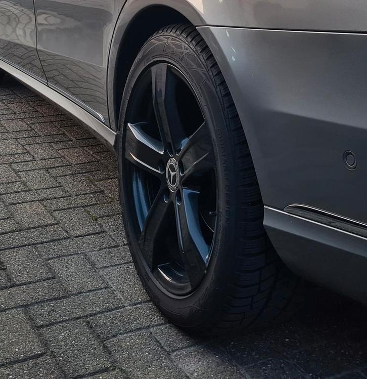 Mercedes-Benz E-klasse velgen en Vredestein winterbanden, Auto-onderdelen, Banden en Velgen, Winterbanden, 18 inch, 245 mm, Gereviseerd