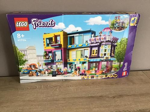 Lego friends Hoofdstraatgebouw 41704 + DOOS, Kinderen en Baby's, Speelgoed | Duplo en Lego, Zo goed als nieuw, Ophalen of Verzenden
