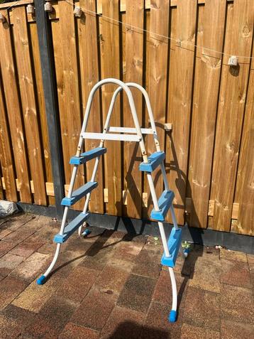 Zwembadtrapje beschikbaar voor biedingen