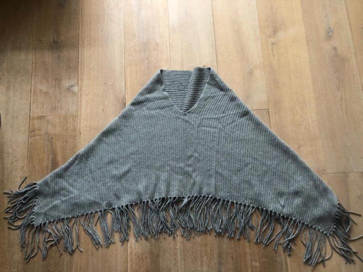 Nieuwe lichtgrijze gebreide cape  merk Sylver., Kleding | Dames, Jassen | Winter, Nieuw, Maat 38/40 (M), Grijs, Ophalen of Verzenden