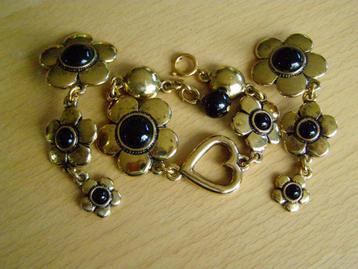 VINTAGE MOSCHINO SET ARMBAND OORBELLEN beschikbaar voor biedingen