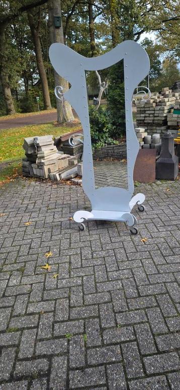 Bijzondere Spiegel op Wielen tuindeco winkel  beschikbaar voor biedingen