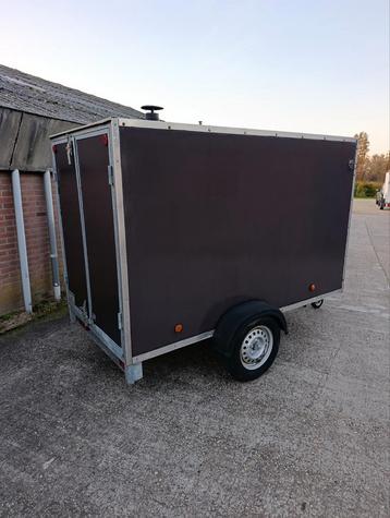 Gesloten aanhanger  beschikbaar voor biedingen