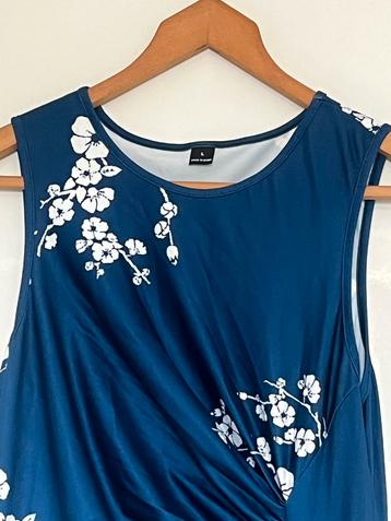 Mooie blauwe damesjurk met bloemenprint beschikbaar voor biedingen