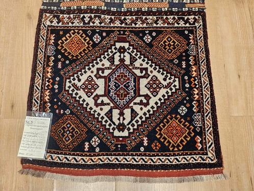 Vintage handgeknoopt perzisch tapijt qashqai 67x64, Huis en Inrichting, Stoffering | Tapijten en Kleden, Gebruikt, 50 tot 100 cm