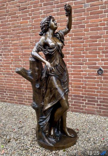 Oogstfeest, jong meisje met druiventros.Groot bronzen beeld. beschikbaar voor biedingen