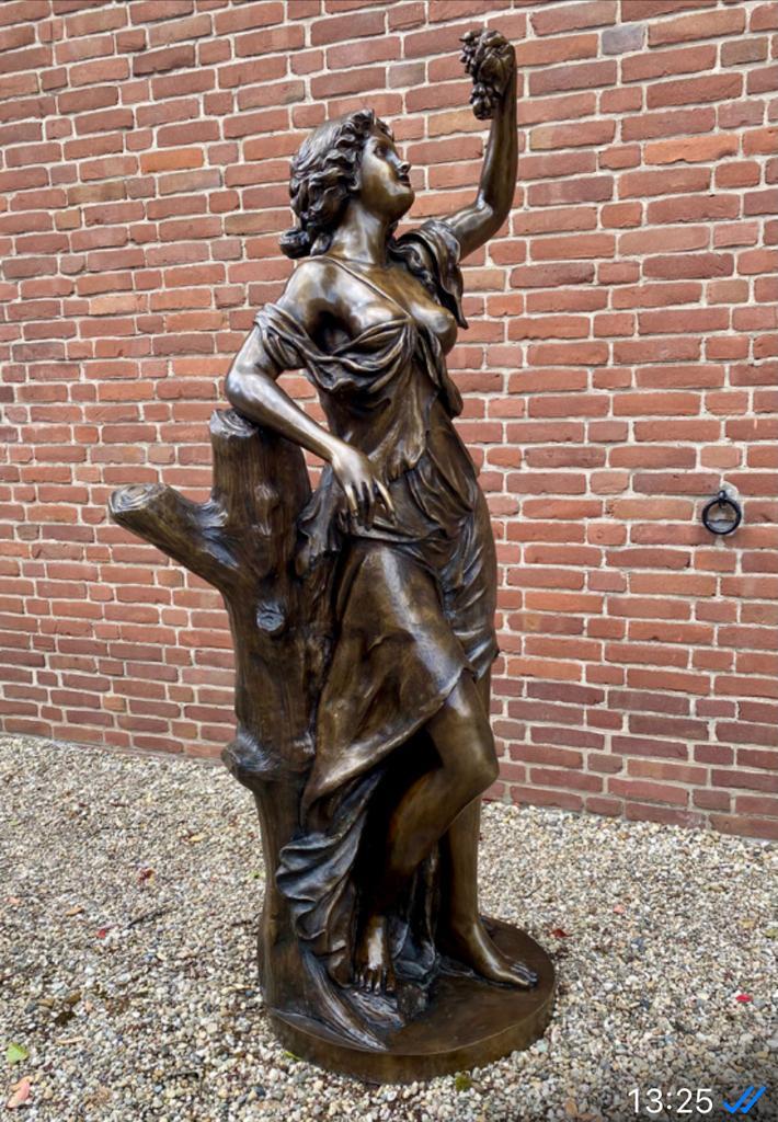 Oogstfeest, jong meisje met druiventros.Groot bronzen beeld., Tuin en Terras, Tuinbeelden, Zo goed als nieuw, Mensenbeeld, Metaal