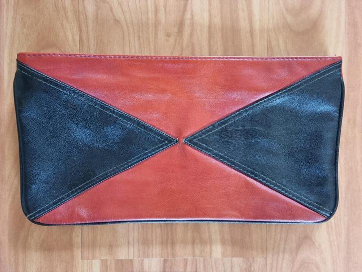 Vintage roodbruin/zwart lederen clutch (begin jaren 70?), Sieraden, Tassen en Uiterlijk, Tassen | Damestassen, Gebruikt, Zwart