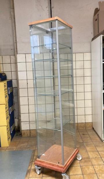 4 vitrinekastjes beschikbaar voor biedingen