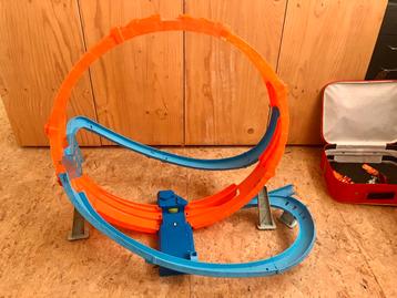 Hot wheels looping met booster  beschikbaar voor biedingen