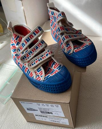 Nieuwe leuke kinderschoenen beschikbaar voor biedingen