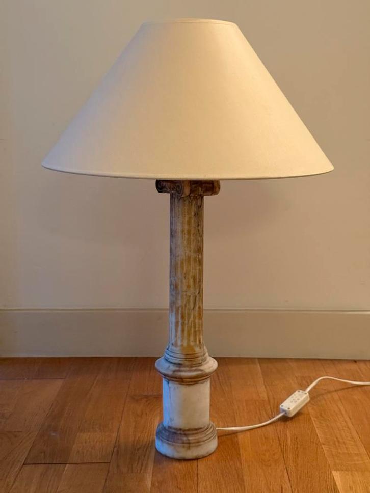Klassieke Tafellamp Zuilvoet, Huis en Inrichting, Lampen | Tafellampen, Gebruikt, 50 tot 75 cm, Stof, Ophalen of Verzenden