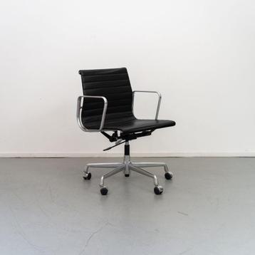 3 x Vitra Eames EA 117 bureaustoel Zwart  Leer - Alu beschikbaar voor biedingen