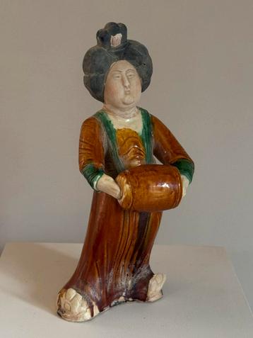 Decoratieve dame beschikbaar voor biedingen