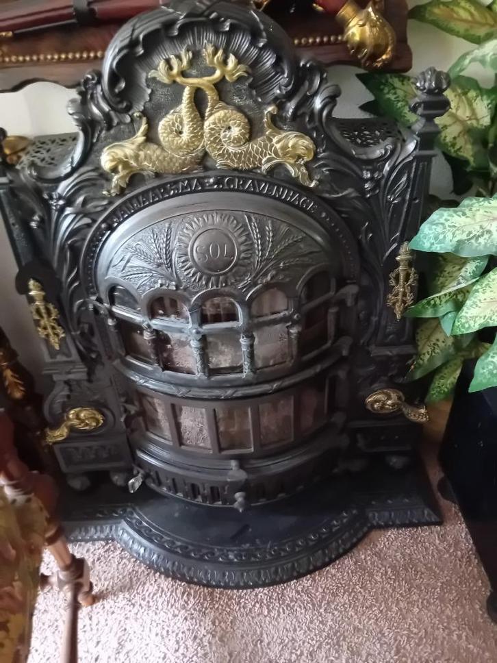Ivm opruimen kleiner wonen pa deze gietijzer kachel jaarsma, Antiek en Kunst, Antiek | Meubels | Stoelen en Banken, Ophalen