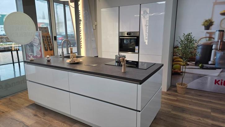 Glossy white showroom keuken, Huis en Inrichting, Keuken | Complete keukens, Zo goed als nieuw, Hoekkeuken, Wit, Composiet, Greeploos