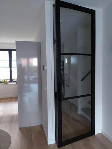 Mooie, moderne kamerhoge deur,ALS NIEUW! beschikbaar voor biedingen