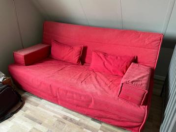 IKEA Slaapbank 140x200 met opbergvak en rode hoes beschikbaar voor biedingen
