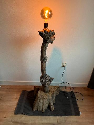Unieke boomstam vloerlamp – handgemaakt beschikbaar voor biedingen