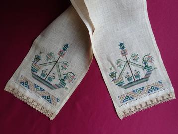 Beige klokkenkleedje geborduurd 78,5 lang en 16,5 cm breed beschikbaar voor biedingen