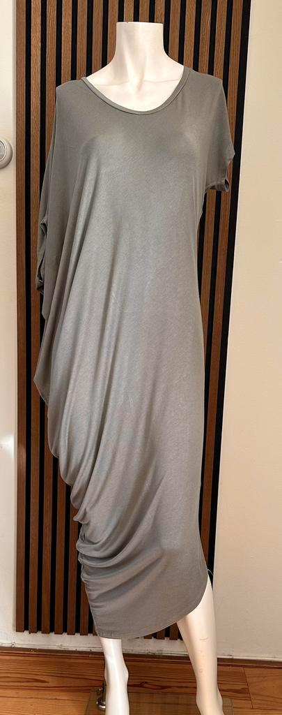 Asymmetrische grijs groene jurk van Planet Moda  M/L, Kleding | Dames, Jurken, Zo goed als nieuw, Maat 38/40 (M), Grijs, Onder de knie