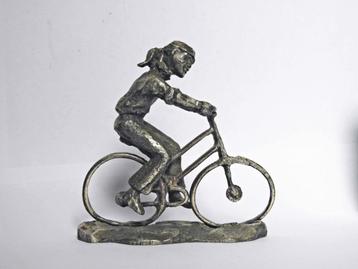 Tinnen beeldje van meisje op fiets beschikbaar voor biedingen