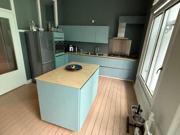Keuken met inbouwapparatuur & kookeiland beschikbaar voor biedingen
