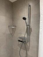 Nette badkamer met, douche en wasbak en radiator, Ophalen, Gebruikt, Met bad