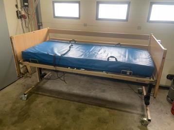 2x hoog.laag.verzorgingsbed beschikbaar voor biedingen