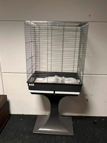 Vogelkooi op standaard. - showmodel beschikbaar voor biedingen