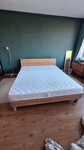 Twee persoons bed (180x200) met elektrische bodem beschikbaar voor biedingen