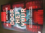 DOOR HET VUUR  MJ ARLIDGE, Boeken, Thrillers, Ophalen of Verzenden, Zo goed als nieuw, Nederland