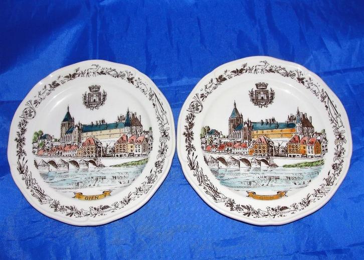 Gien France gebakbordjes Gien kasteel en brug over de Loire, Huis en Inrichting, Keuken | Servies, Zo goed als nieuw, Kop(pen) en/of Schotel(s)