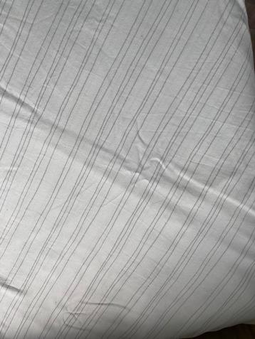 Een persoons dekbedovertrek met  sloop, grijs/ wit streepje beschikbaar voor biedingen