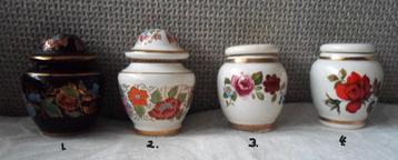 4 porseleinen parfumpotjes met bloementafereel. Parfumcrème. beschikbaar voor biedingen