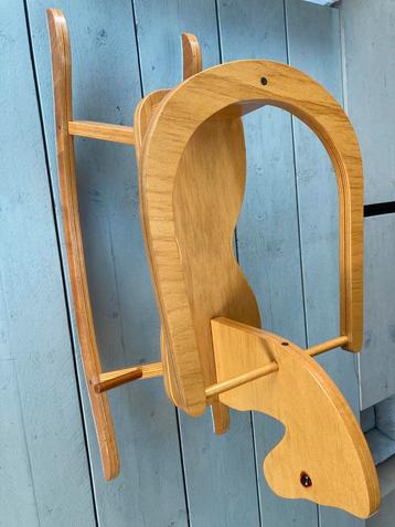 Mooi houten hobbelpaard beschikbaar voor biedingen