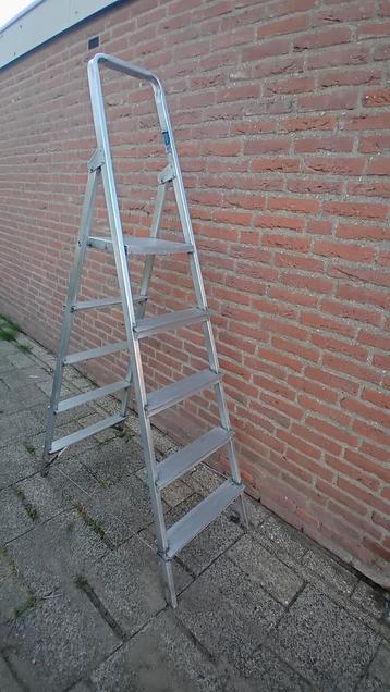 sterke Altrex trap twee kanten te gebruiken super handig.. beschikbaar voor biedingen