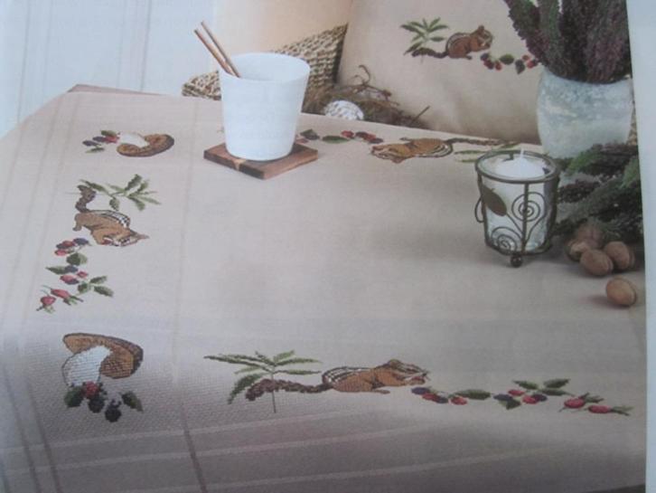 Borduur telpatroon Smikkelen, met eekhoorns paddenstoelen, Hobby en Vrije tijd, Borduren en Borduurmachines, Nieuw, Patroon, Handborduren