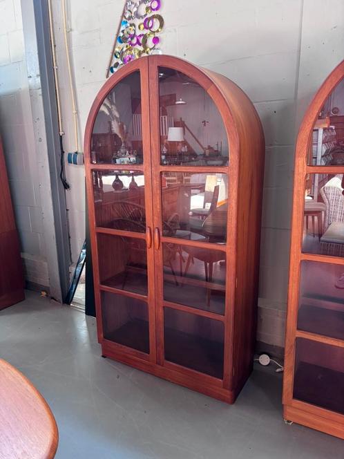 Vintage dyrlund deens vitrinekast boogkast, Huis en Inrichting, Kasten | Vitrinekasten, Gebruikt, 150 tot 200 cm, 50 tot 100 cm