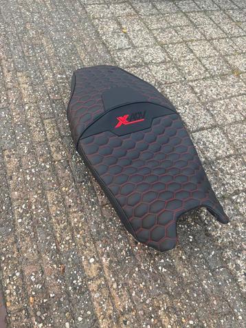 Honda adv 750 custom zadel beschikbaar voor biedingen