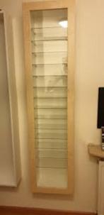 IKEA Bertby Hangkast Vitrine glasplaatjes GEZOCHT, Minder dan 50 cm, Ophalen of Verzenden, Zo goed als nieuw, Minder dan 25 cm