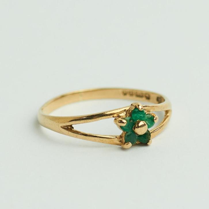Vintage gouden ring met smaragd 9 karaat engeland bloem, Sieraden, Tassen en Uiterlijk, Ringen, Zo goed als nieuw, Dame, Kleiner dan 17