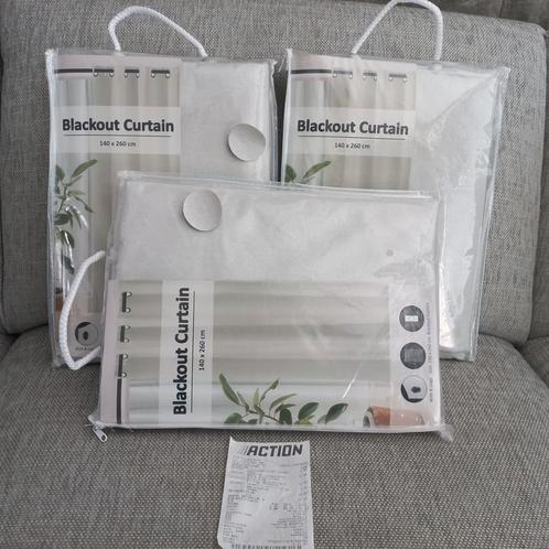 Nieuwe verduisterende gordijnen, Huis en Inrichting, Stoffering | Gordijnen en Lamellen, Zo goed als nieuw, 200 cm of meer, Beige
